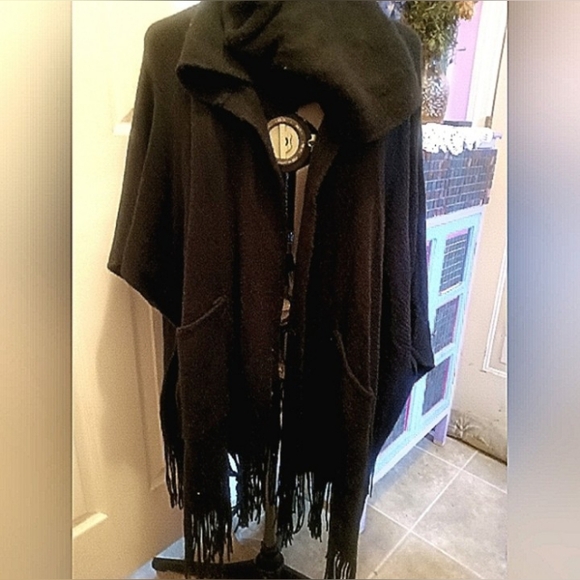 NWT Vince Camuto soft knitted topper #wrap / #shawl with hood and pockets - Picture 6 of 16